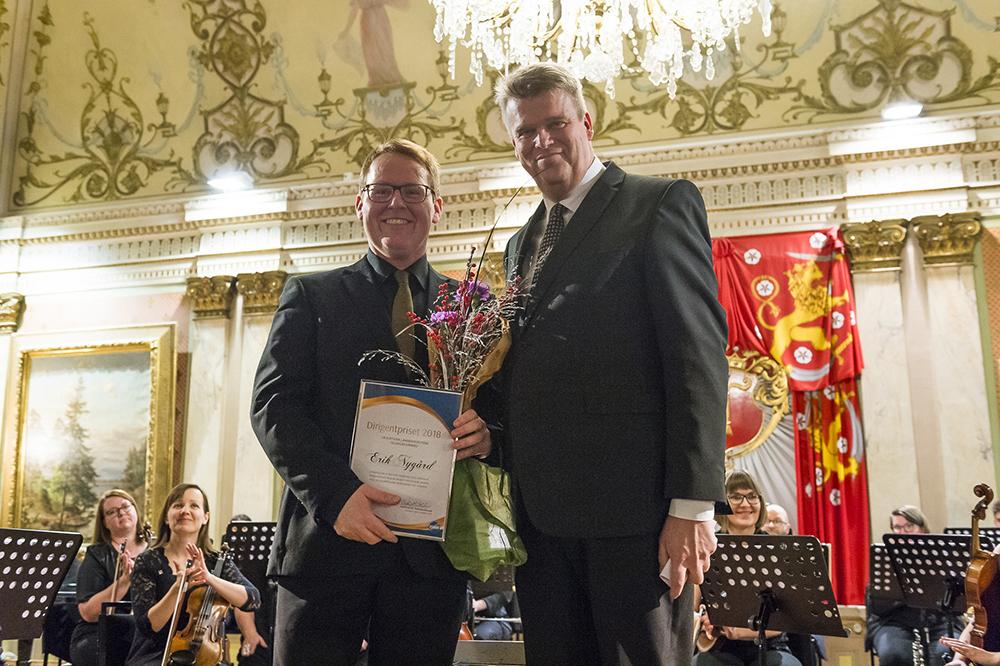 Vinnaren 2018 Erik Nygård tillsammans med förbundsordförande Patrik Karlsson. Foto: Johan Hagström