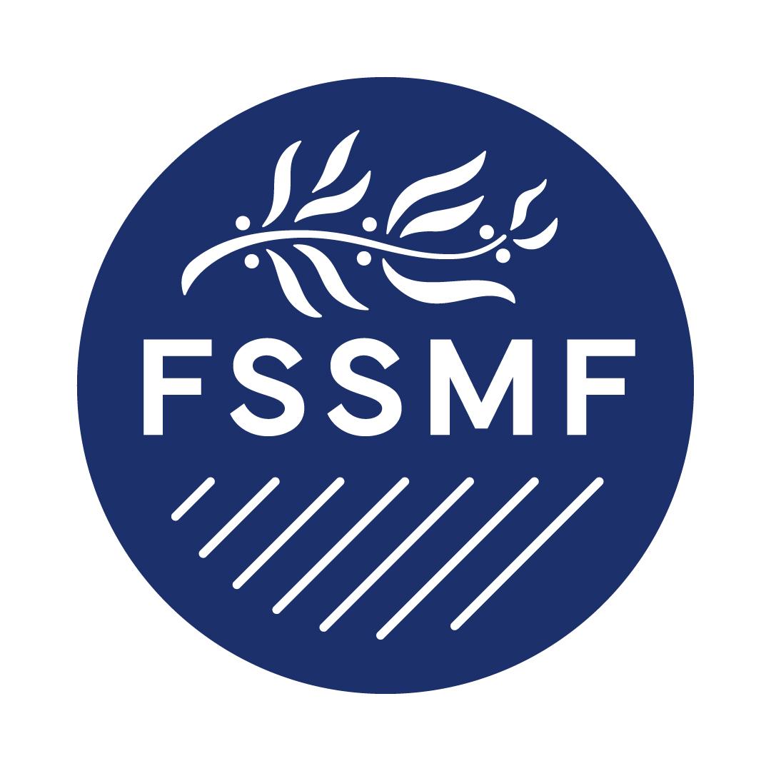 FSSMF:s logo är mörblåd med en lagerkvist, diagonala streck som kan tolkas som strängar eller notlinjer.
